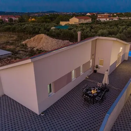 Lux **** Villa *