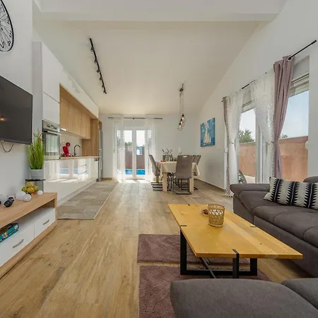 Villa Lux **** *