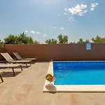 Lux ****
